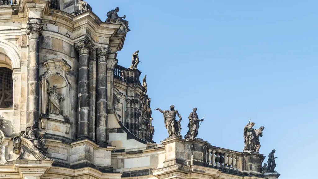 Stadtansicht von Dresden bei Dämmerung mit beleuchteter Frauenkirche und Elbufer