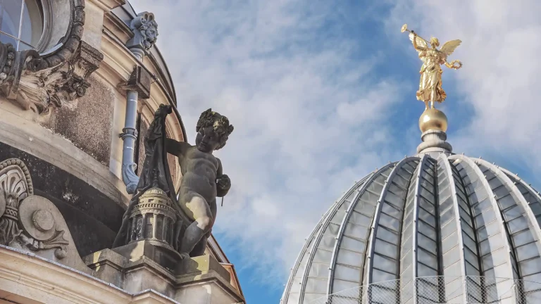 Historische Dresdner Fassade mit Rundbogenfenstern