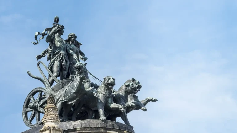 Dresdner Gebäudefassade im Abendlicht
